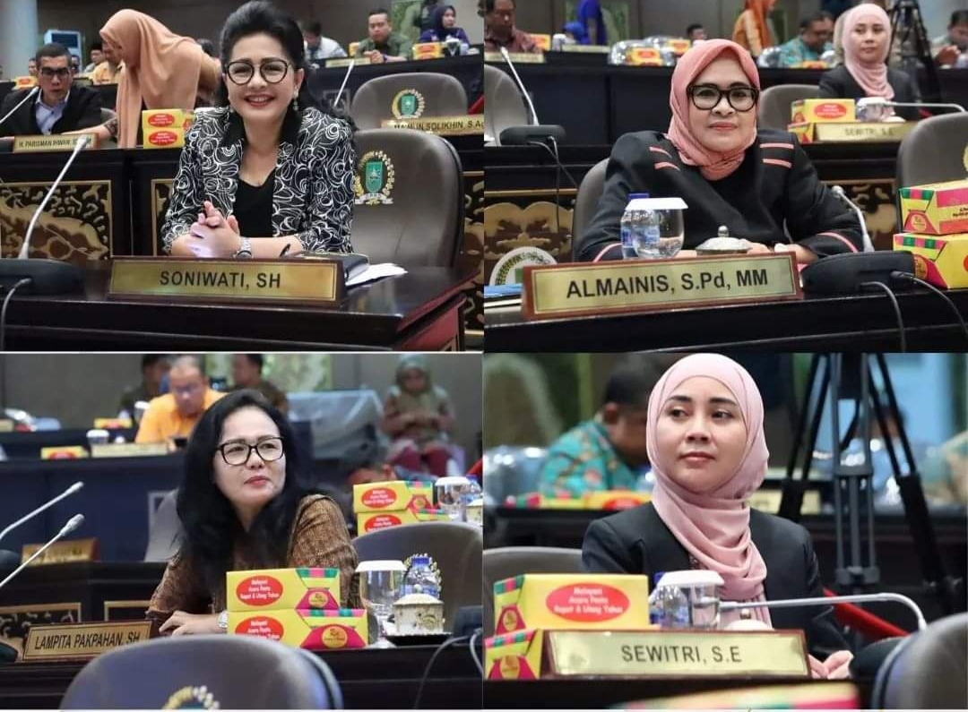 Anggota DPRD Riau tampak menyimak rapat Paripurna membahas Ranperda Ketertiban Umum.