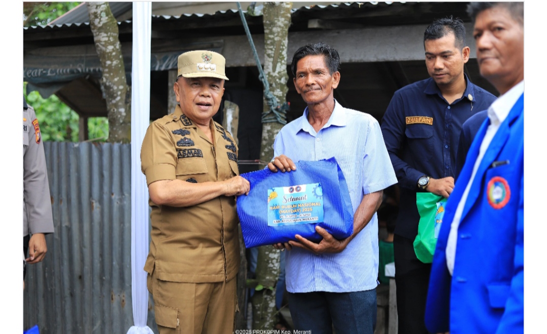 Bupati Kepulauan Meranti, H Asmar serahkan bingkisan untuk buruh di peringatan may day