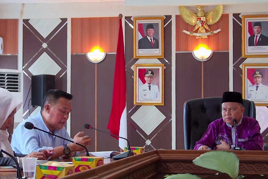 Staf Ahli Ekonomi, Keuangan, dan Pembangunan Sektariat Daerah Kota (Setdako) Pekanbaru Mahyuddin (kanan) mendengarkan pemaparan Kepala Disketapang Maisisco, Jumat (2/5/2025).