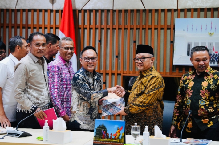 Sekda Bengkalis menyerahkan proposal pembangunan pendidikan ke Mendikdasmen