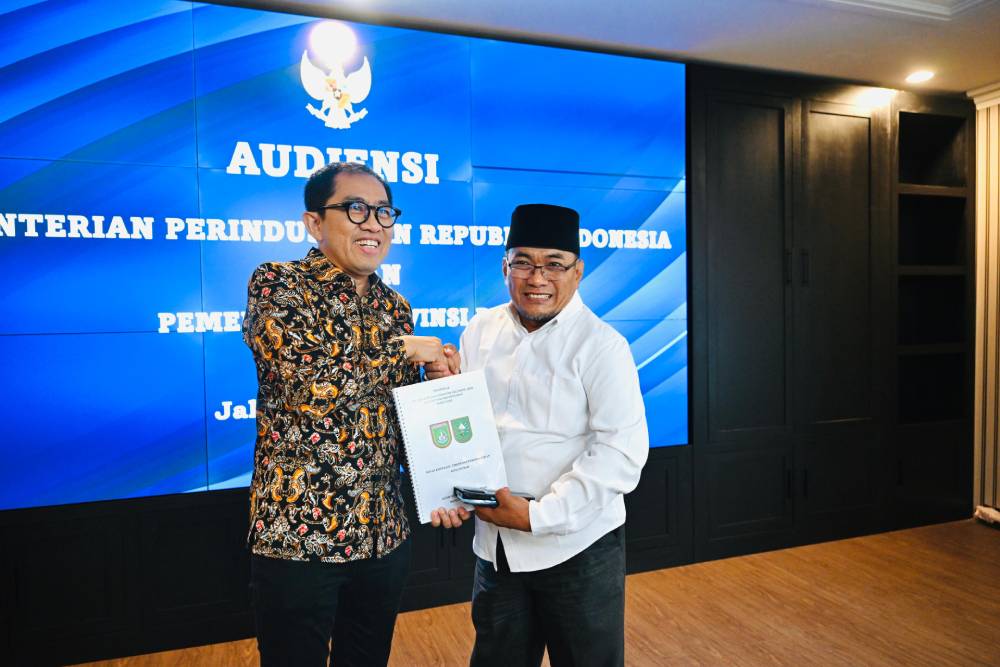 Wawako Dumai, Sugiyarto menyerahkan usulan pengembangan Kawasan Industri Selinsing