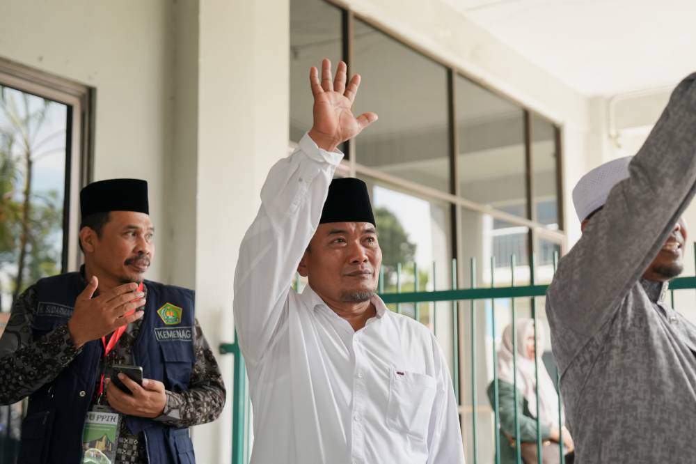 Wakil Wali Kota Dumai Sugiyarto lepas jemaah haji
