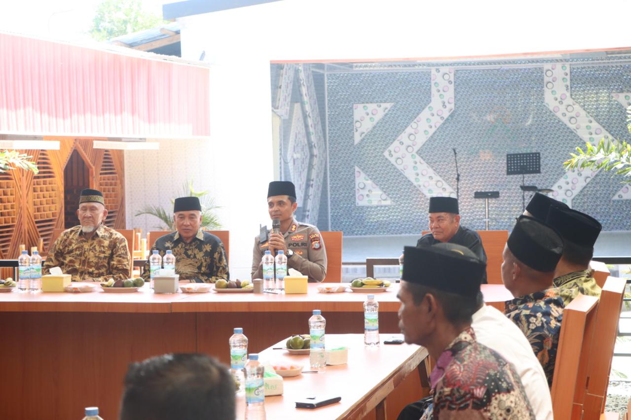 Silaturrahmi Kapolres Rohul AKBP Emil Eka Putra dengan Tokoh Adat dan Tokoh Masyarakat Kunto Darussalam.