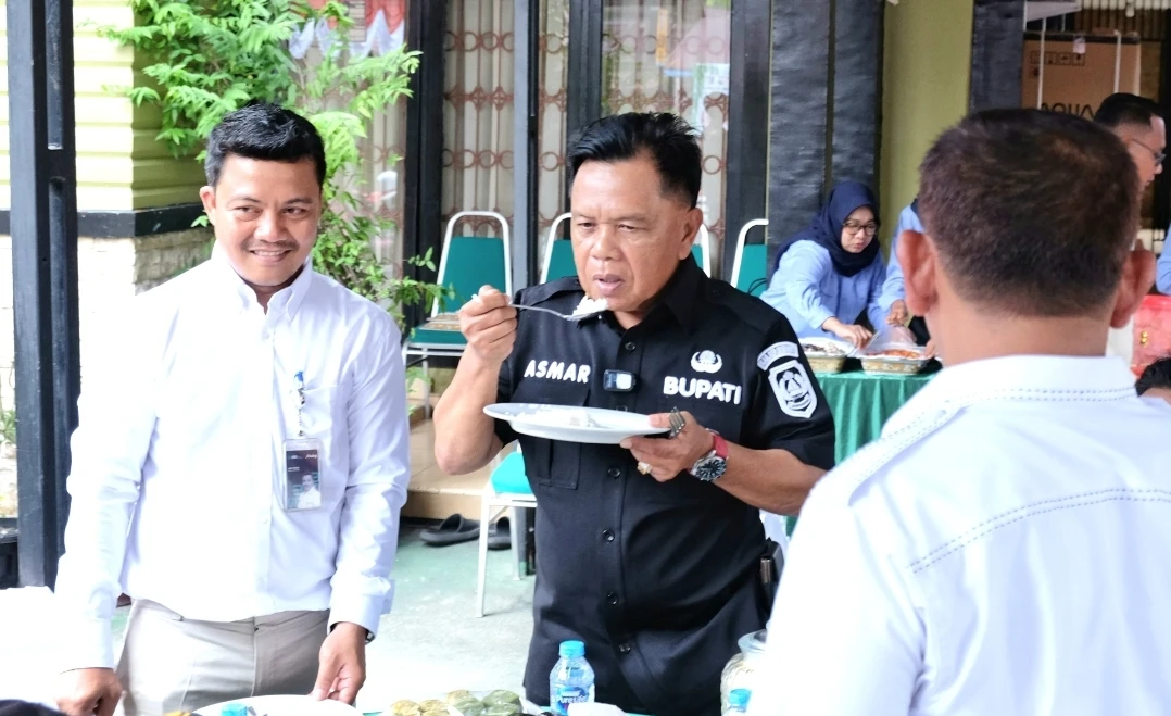 Bupati Meranti Asmar menikmati beras Bulog SPHP