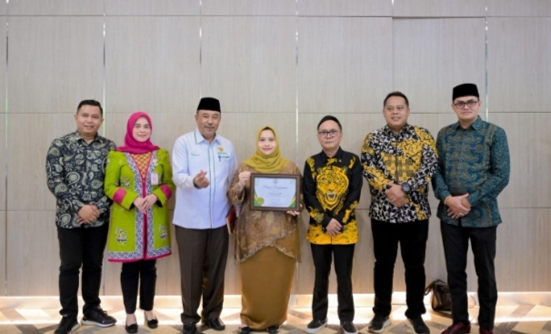 Pemerintah Kabupaten Bengkalis kembali menorehkan prestasi membanggakan di tingkat Nasional untuk kedua kalinya, Bupati Bengkalis, Kasmarni, meraih penghargaan bergengsi BAZNAS Award Tahun 2025. Penghargaan itu diserahkan langsung oleh Ketua Umum Badan Amil Zakat Nasional (BAZNAS) Republik Indonesi