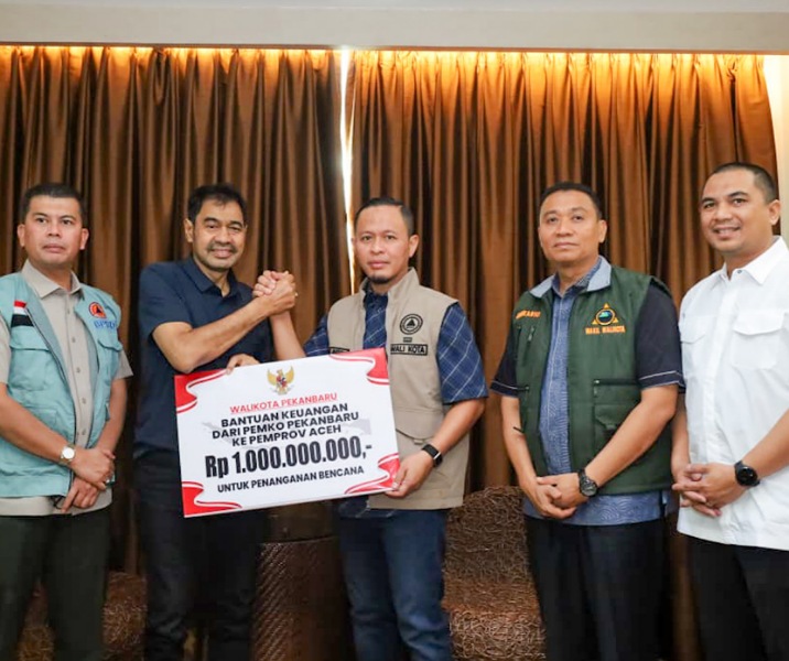 Wali Kota Pekanbaru Agung Nugroho bersama Wawako Markarius Anwar dan pejabat lainnya menyerahkan bantuan ke Gubernur Aceh Muzakir Manaf. Foto: Istimewa.