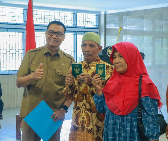 Wawako Pekanbaru Markarius Anwar foto bersama pasutri yang menerima buku nikah usai sidang isbat dua peka lalu. Foto: Istimewa.